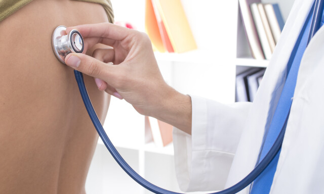 LYTTE OVER LUNGENE: Ved hoste er det vanlig at legen lytter over lungene. Foto: NTB Scanpix/Shutterstock. LYTTE OVER LUNGENE: Ved hoste er det vanlig at legen lytter over lungene. Foto: NTB Scanpix/Shutterstock.